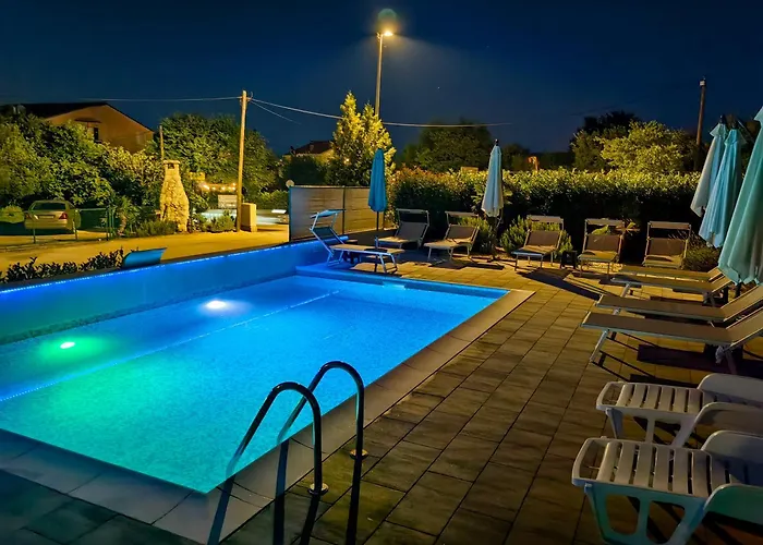 Apartments Lea With Pool