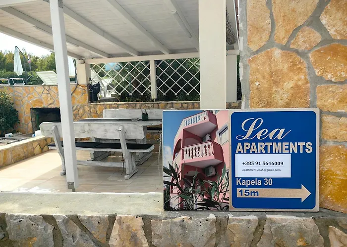 Apartments Lea With Pool