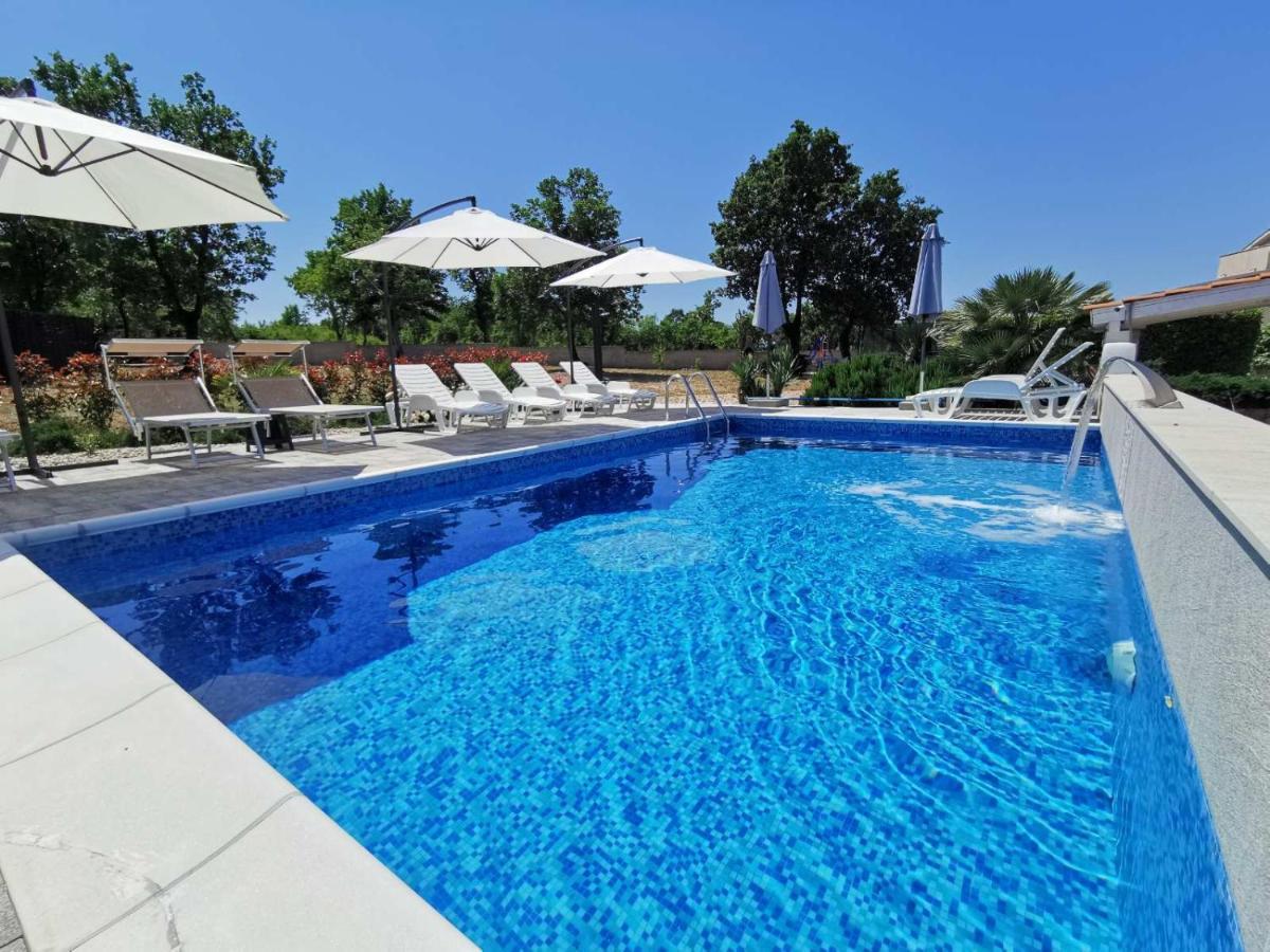 Lea With Pool Apartment Malinska