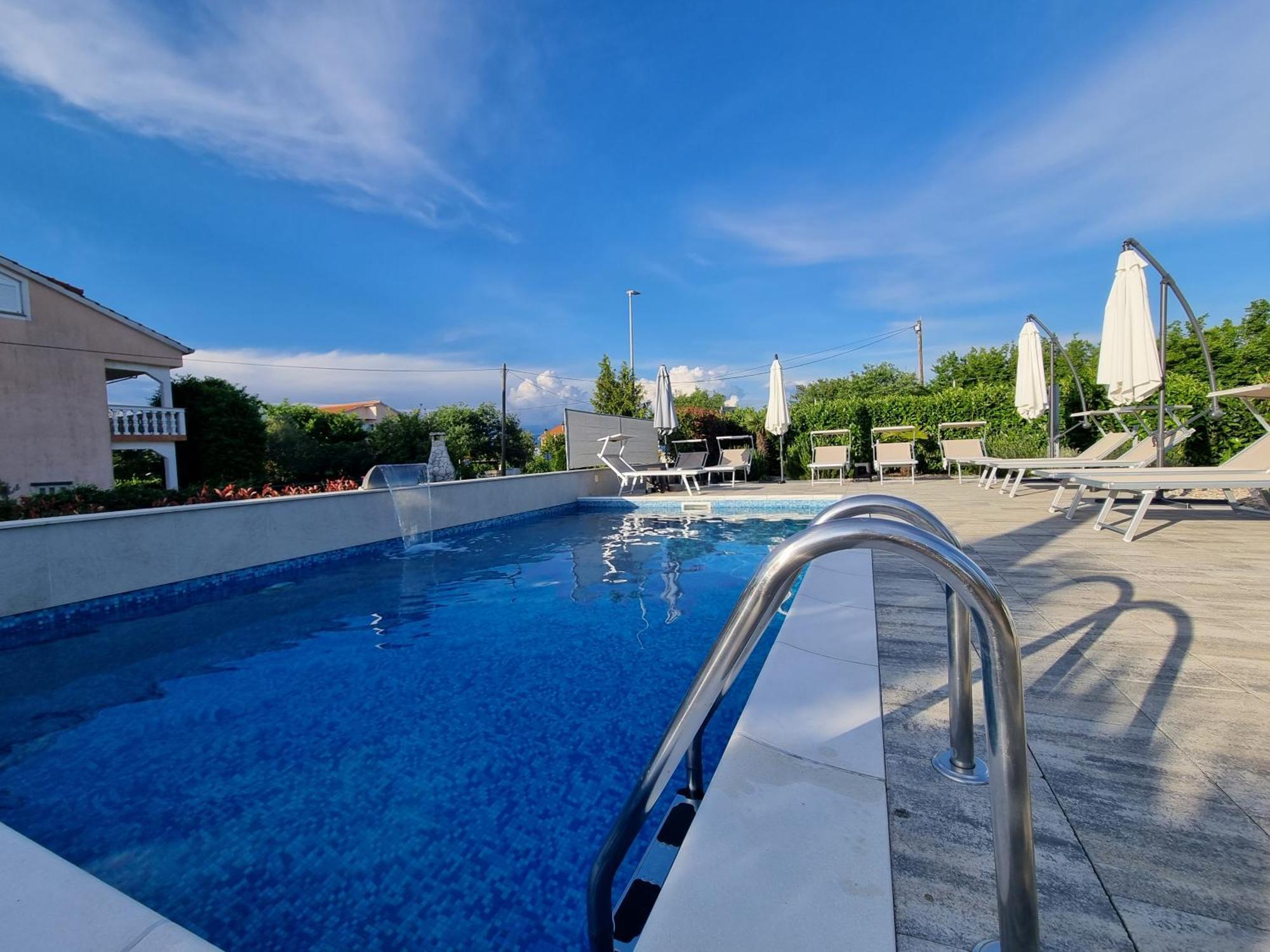 Apartment Lea With Pool Malinska