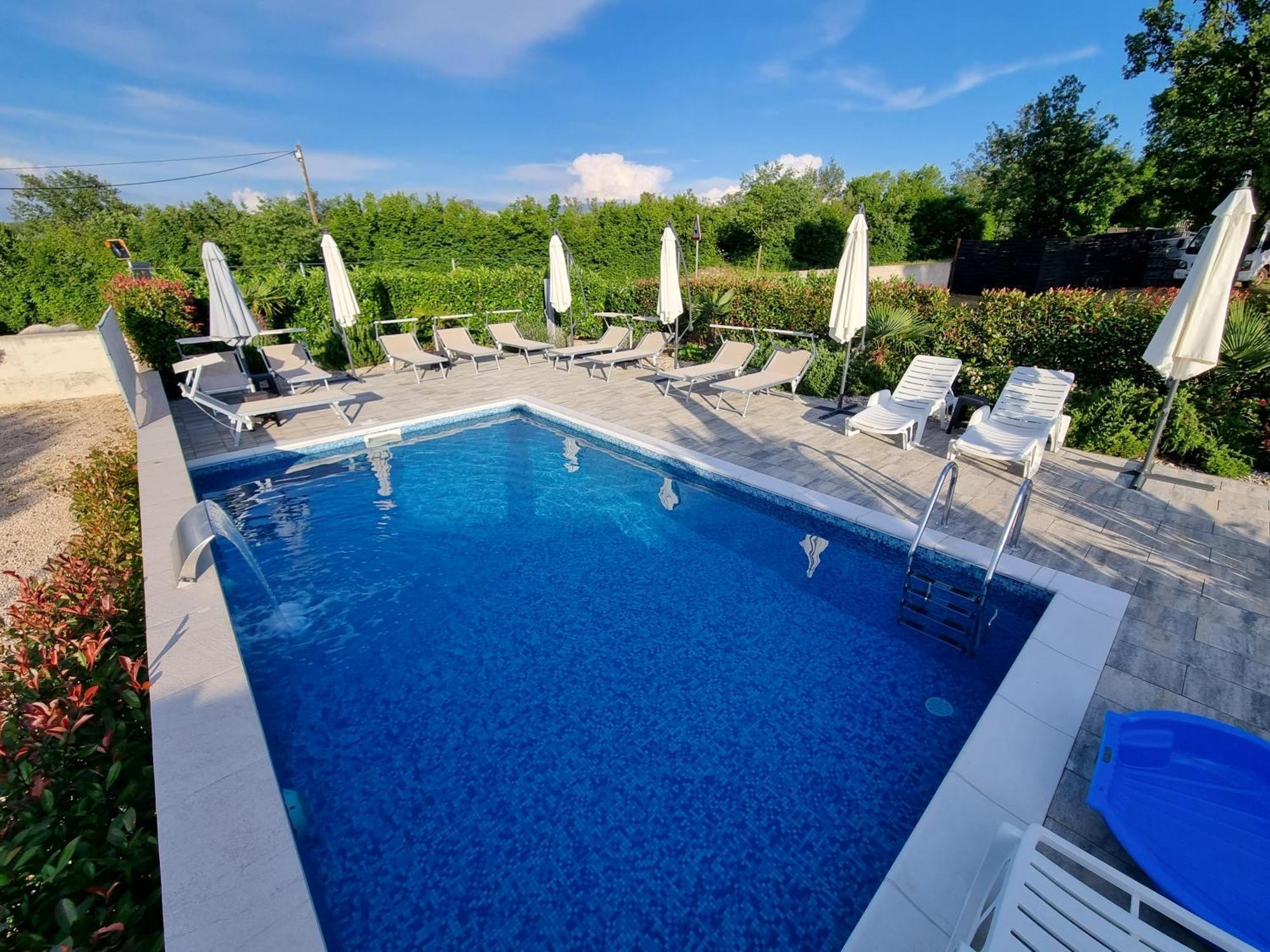 Lea With Pool Apartment