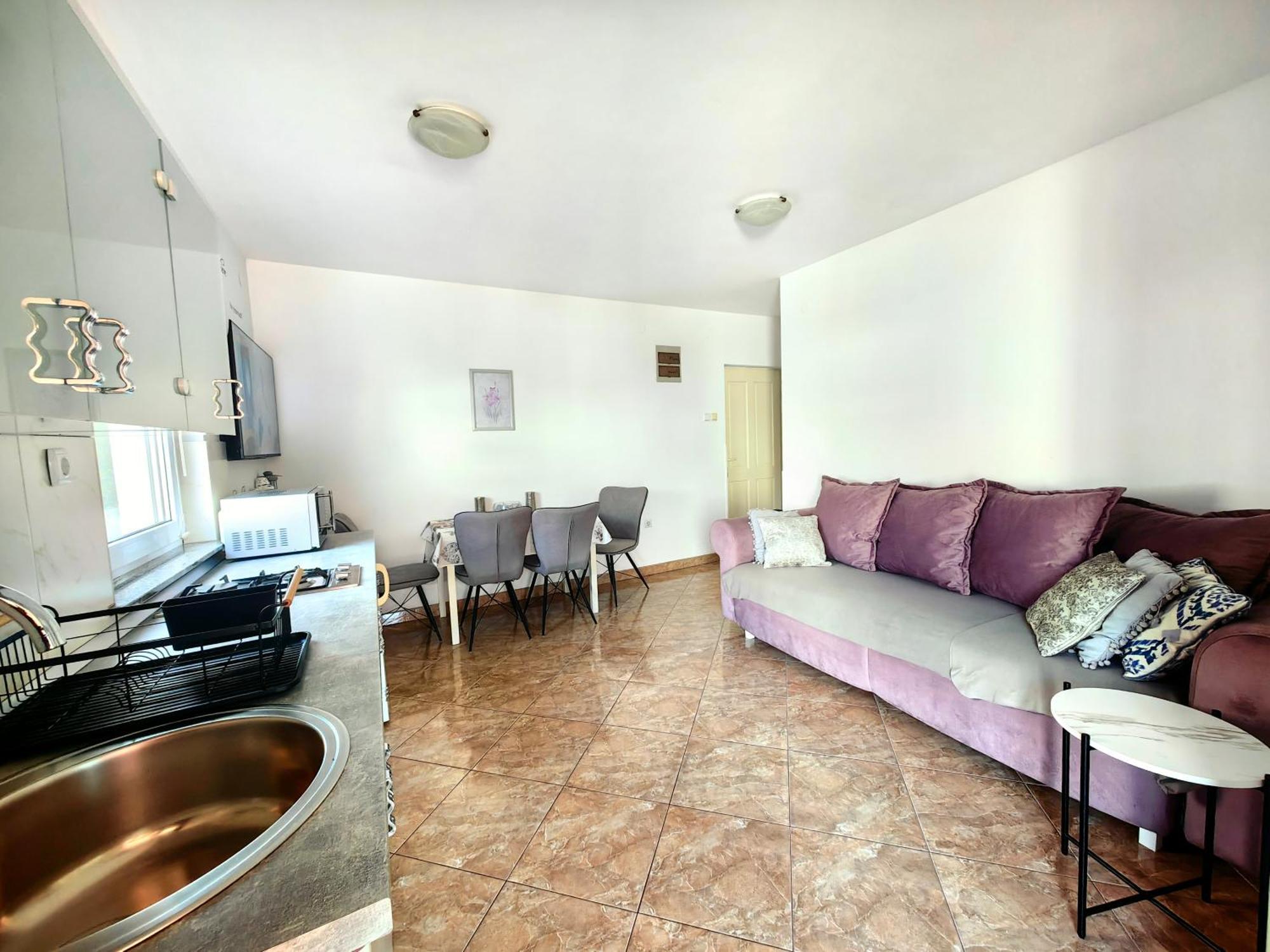 Apartment Lea With Pool