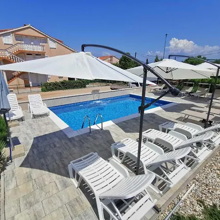 Apartments Lea With Pool Malinska Exterior foto