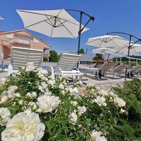 Apartments Lea With Pool Malinska Exterior foto