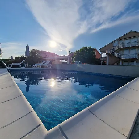 Apartments Lea With Pool Malinska Exterior foto