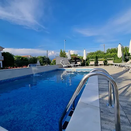 Apartments Lea With Pool Malinska Exterior foto