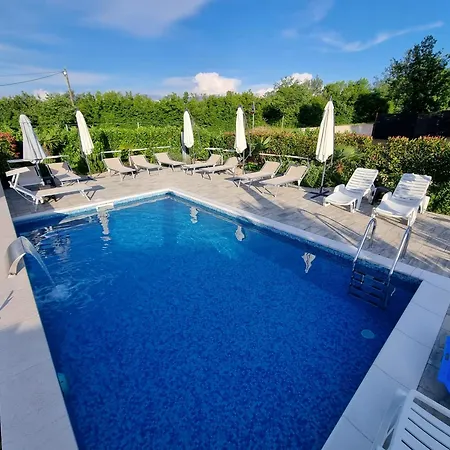 Apartments Lea With Pool Malinska Exterior foto