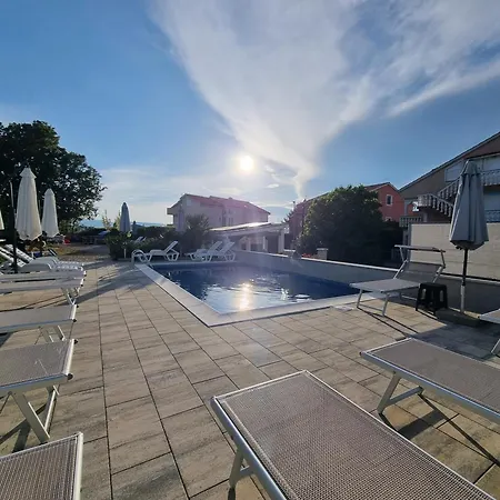 Apartments Lea With Pool Malinska Exterior foto