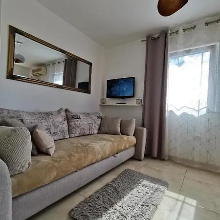 Apartments Lea With Pool Malinska Esterno foto